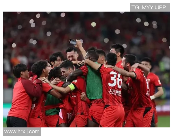 足球明星与记者亲密互动高清图片大赏展现运动魅力与媒体热情 足球明星与记者亲密互动高清图片大赏展现运动魅力与媒体热情