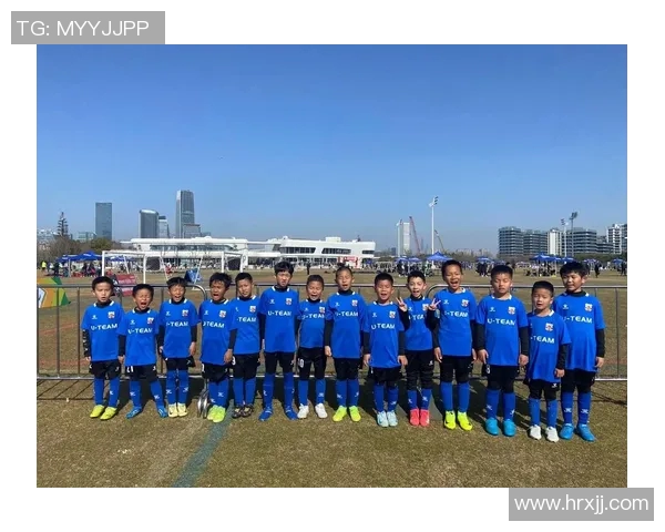 足球明星与粉丝亲密合影瞬间记录他们的热情与梦想 足球明星与粉丝亲密合影瞬间记录他们的热情与梦想