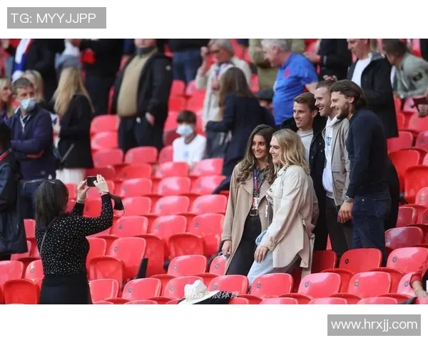 足球明星与球迷亲密合照引发热议球迷热情与偶像互动成焦点 足球明星与球迷亲密合照引发热议球迷热情与偶像互动成焦点