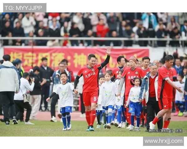 足球明星携子共度时光亲子篮球赛场展现温馨与活力 足球明星携子共度时光亲子篮球赛场展现温馨与活力